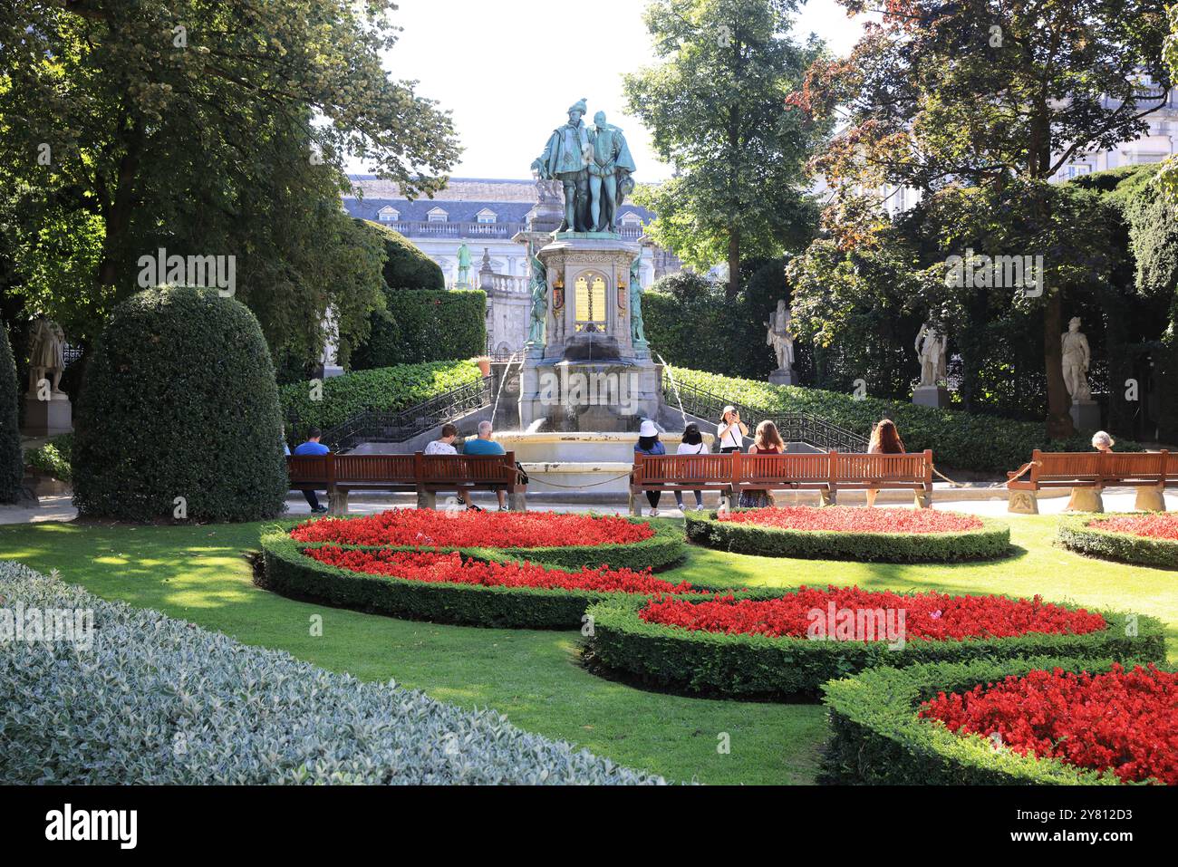 Piazza le Petit Sablon, un bellissimo giardino a Bruxelles, creato nel 1890 dall'architetto Henri Beyaert, Belgio, con statue dei conti Egmont e Hornes. Foto Stock