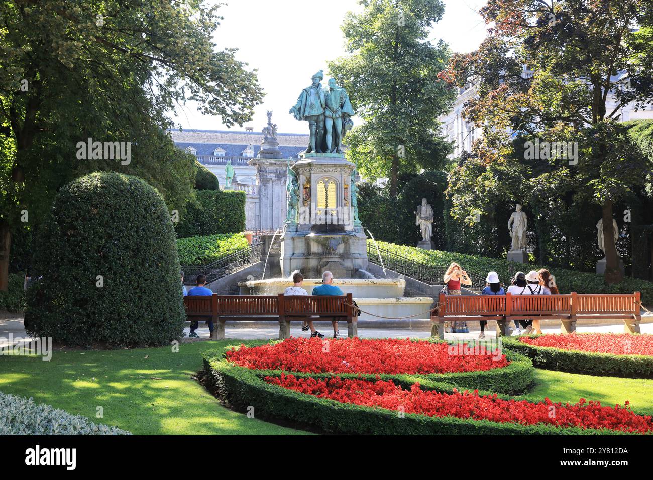 Piazza le Petit Sablon, un bellissimo giardino a Bruxelles, creato nel 1890 dall'architetto Henri Beyaert, Belgio, con statue dei conti Egmont e Hornes. Foto Stock