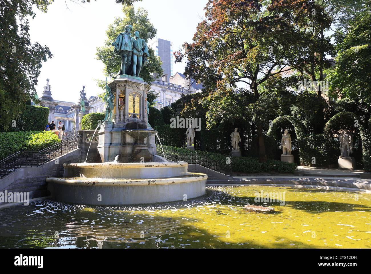 Piazza le Petit Sablon, un bellissimo giardino a Bruxelles, creato nel 1890 dall'architetto Henri Beyaert, Belgio, con statue dei conti Egmont e Hornes. Foto Stock