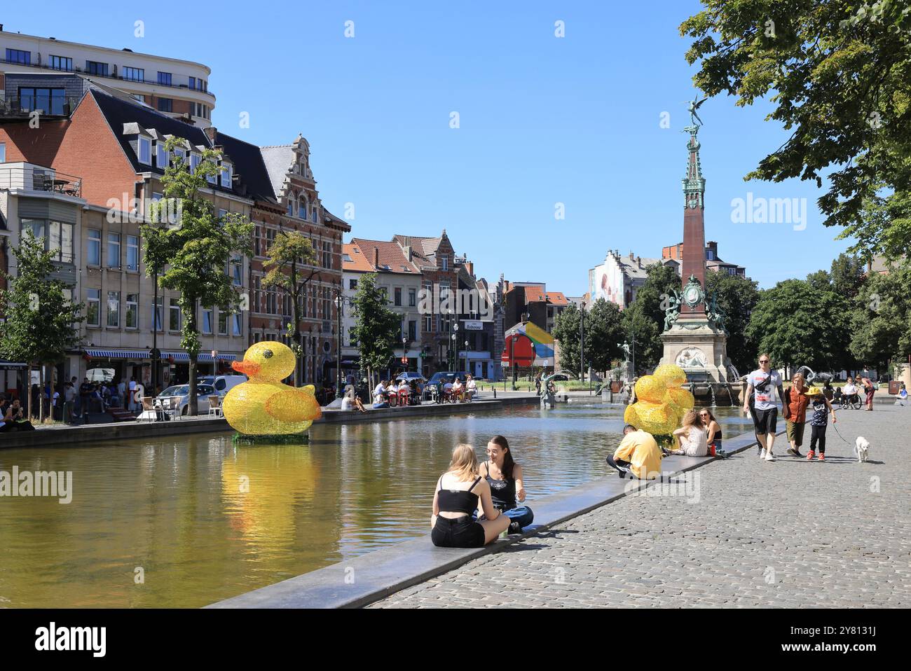 Divertenti installazioni artistiche estate 2024, anatre giganti, sui laghetti di Vismet, dove un tempo si trovava il vecchio mercato del pesce coperto, Bruxelles, Belgio. Foto Stock