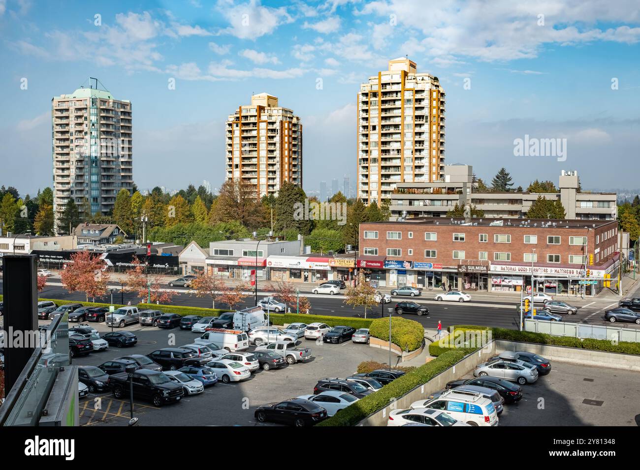 Vista degli edifici residenziali di appartamenti a Metrotown. Vista sulla città Burnaby Vancouver Canada. Edifici residenziali in stile urbano, moderno centro di Bur Foto Stock