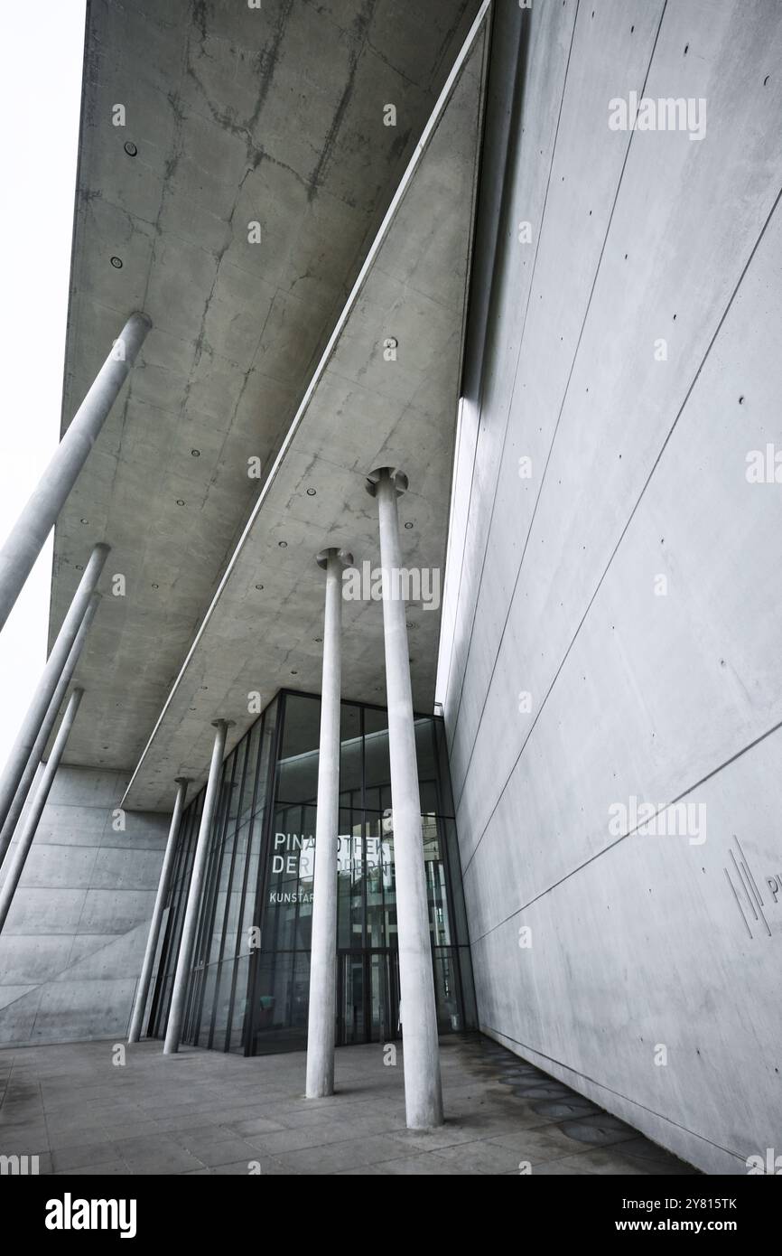 Monaco di Baviera, Germania - 17 aprile 2024: Facciata della Pinakothek der moderne, il museo d'arte moderna della Baviera Foto Stock