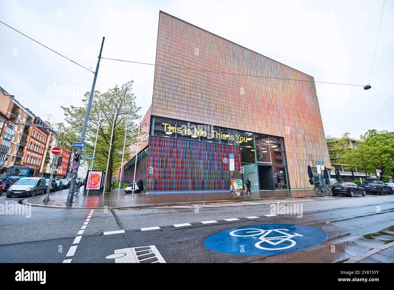 Monaco di Baviera, Germania - 17 aprile 2024: Museo Brandhorst , struttura rettangolare e facciata multicolore Foto Stock
