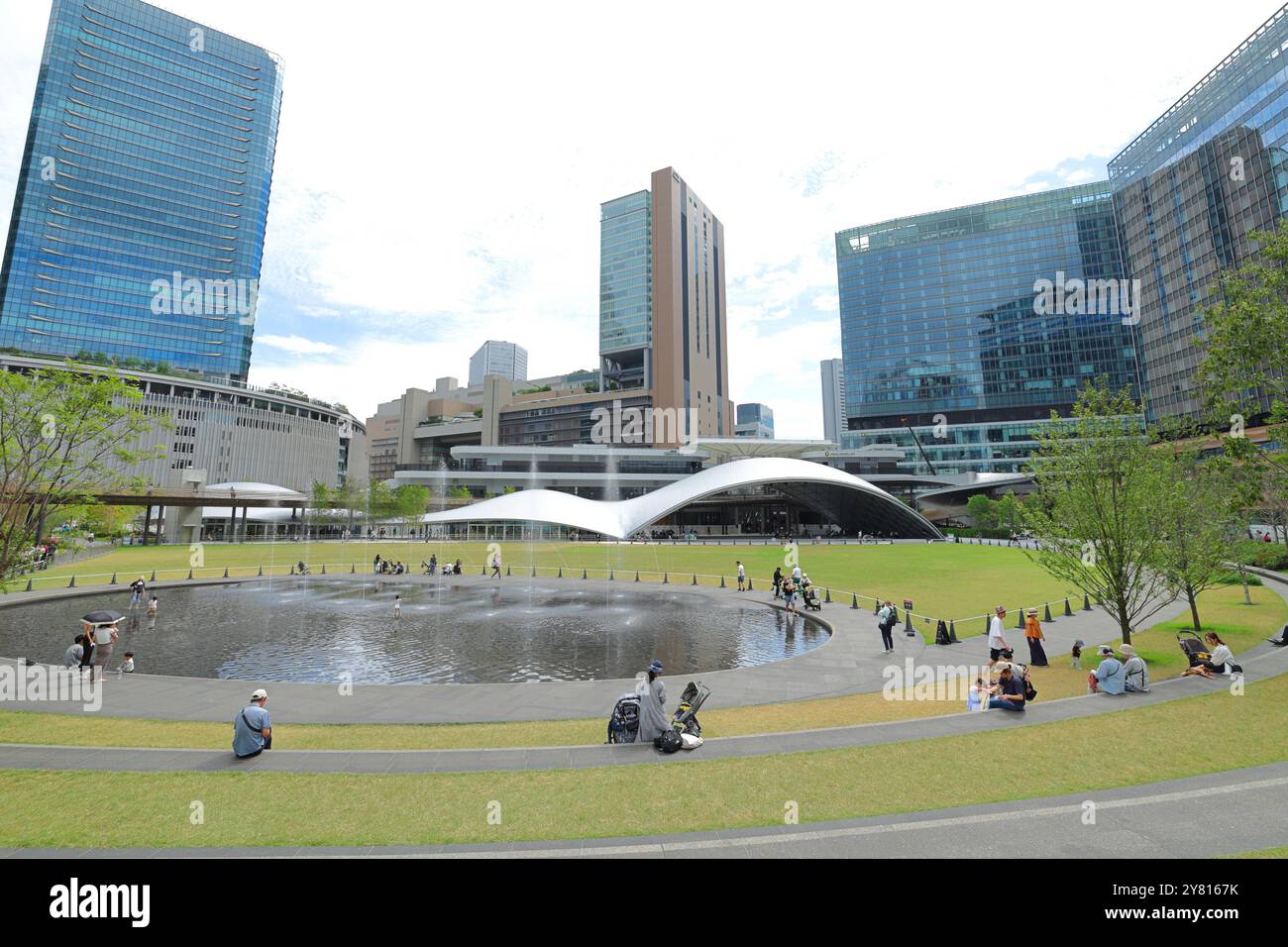 Umeda, Osaka. 24 settembre 2024. Grass Square e il grande tetto del Grand Green Osaka si vedono a Umeda, Osaka, 24 settembre 2024. L'area iniziale del Grand Green Osaka, la seconda fase di un progetto di riqualificazione nell'area di Umekita per trasformare gli ex cantieri a nord della stazione di Osaka, è stata ufficialmente aperta il 6 settembre 2024. Si tratta di un nuovo complesso commerciale e commerciale, che vanta anche oltre 11,5 acri di spazio verde. Crediti: Naoki Nishimura/AFLO/Alamy Live News Foto Stock