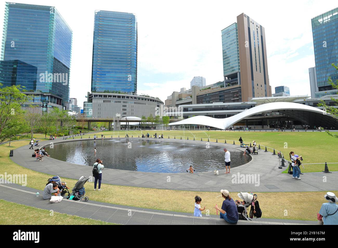 Umeda, Osaka. 24 settembre 2024. Grass Square e il grande tetto del Grand Green Osaka si vedono a Umeda, Osaka, 24 settembre 2024. L'area iniziale del Grand Green Osaka, la seconda fase di un progetto di riqualificazione nell'area di Umekita per trasformare gli ex cantieri a nord della stazione di Osaka, è stata ufficialmente aperta il 6 settembre 2024. Si tratta di un nuovo complesso commerciale e commerciale, che vanta anche oltre 11,5 acri di spazio verde. Crediti: Naoki Nishimura/AFLO/Alamy Live News Foto Stock