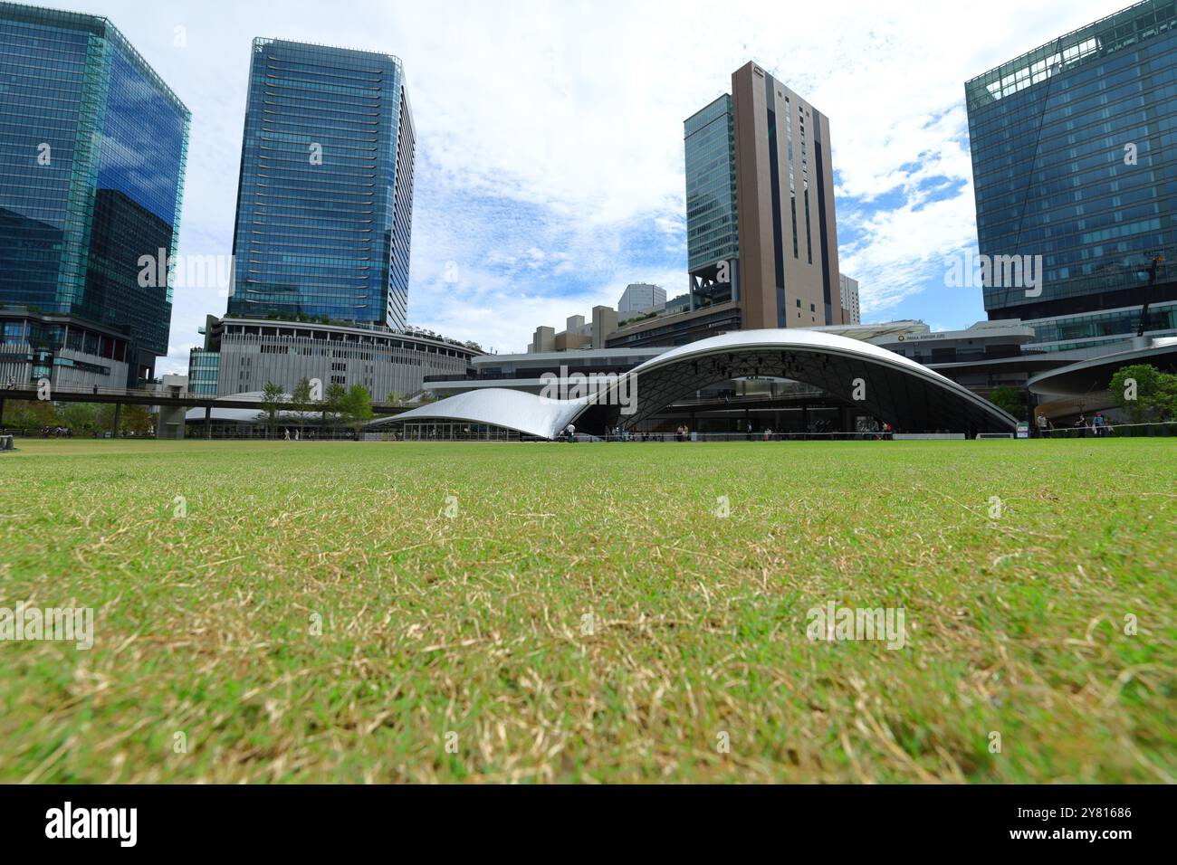 Umeda, Osaka. 24 settembre 2024. Grass Square e il grande tetto del Grand Green Osaka si vedono a Umeda, Osaka, 24 settembre 2024. L'area iniziale del Grand Green Osaka, la seconda fase di un progetto di riqualificazione nell'area di Umekita per trasformare gli ex cantieri a nord della stazione di Osaka, è stata ufficialmente aperta il 6 settembre 2024. Si tratta di un nuovo complesso commerciale e commerciale, che vanta anche oltre 11,5 acri di spazio verde. Crediti: Naoki Nishimura/AFLO/Alamy Live News Foto Stock