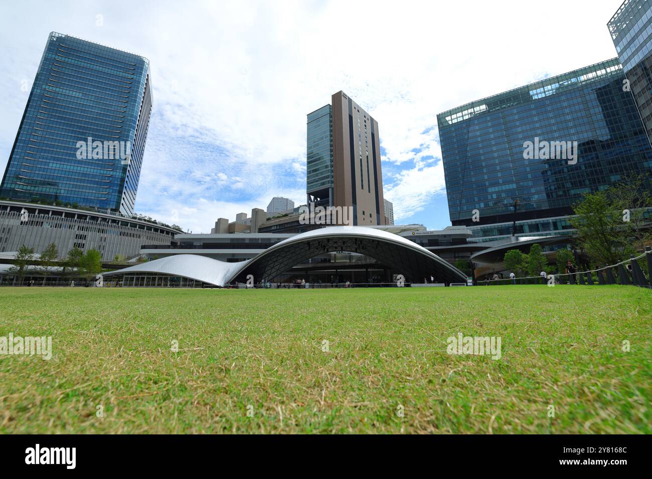 Umeda, Osaka. 24 settembre 2024. Grass Square e il grande tetto del Grand Green Osaka si vedono a Umeda, Osaka, 24 settembre 2024. L'area iniziale del Grand Green Osaka, la seconda fase di un progetto di riqualificazione nell'area di Umekita per trasformare gli ex cantieri a nord della stazione di Osaka, è stata ufficialmente aperta il 6 settembre 2024. Si tratta di un nuovo complesso commerciale e commerciale, che vanta anche oltre 11,5 acri di spazio verde. Crediti: Naoki Nishimura/AFLO/Alamy Live News Foto Stock