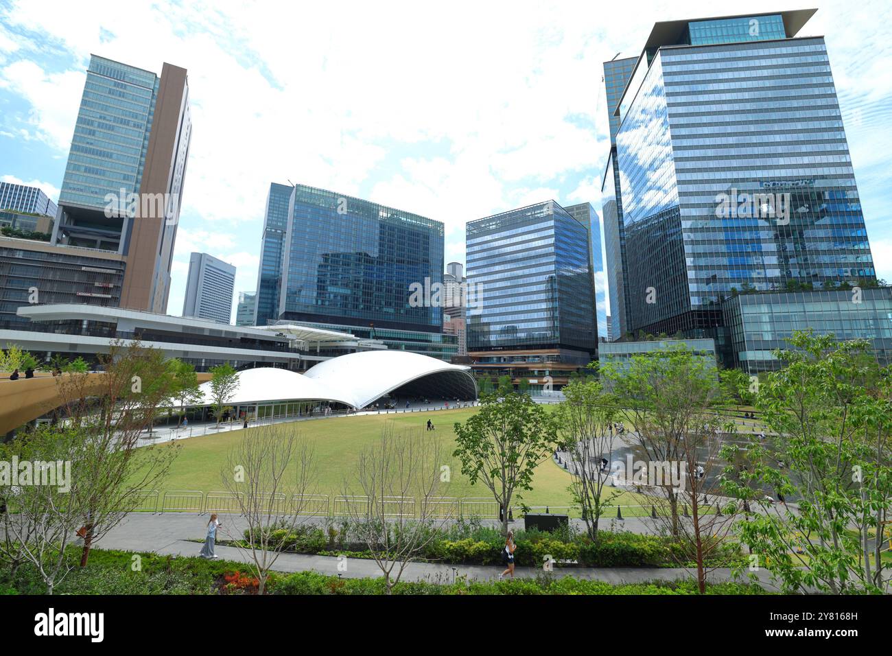 Umeda, Osaka. 24 settembre 2024. Grass Square e il grande tetto del Grand Green Osaka si vedono a Umeda, Osaka, 24 settembre 2024. L'area iniziale del Grand Green Osaka, la seconda fase di un progetto di riqualificazione nell'area di Umekita per trasformare gli ex cantieri a nord della stazione di Osaka, è stata ufficialmente aperta il 6 settembre 2024. Si tratta di un nuovo complesso commerciale e commerciale, che vanta anche oltre 11,5 acri di spazio verde. Crediti: Naoki Nishimura/AFLO/Alamy Live News Foto Stock