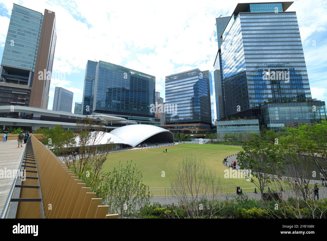 Umeda, Osaka. 24 settembre 2024. Grass Square e il grande tetto del Grand Green Osaka si vedono a Umeda, Osaka, 24 settembre 2024. L'area iniziale del Grand Green Osaka, la seconda fase di un progetto di riqualificazione nell'area di Umekita per trasformare gli ex cantieri a nord della stazione di Osaka, è stata ufficialmente aperta il 6 settembre 2024. Si tratta di un nuovo complesso commerciale e commerciale, che vanta anche oltre 11,5 acri di spazio verde. Crediti: Naoki Nishimura/AFLO/Alamy Live News Foto Stock