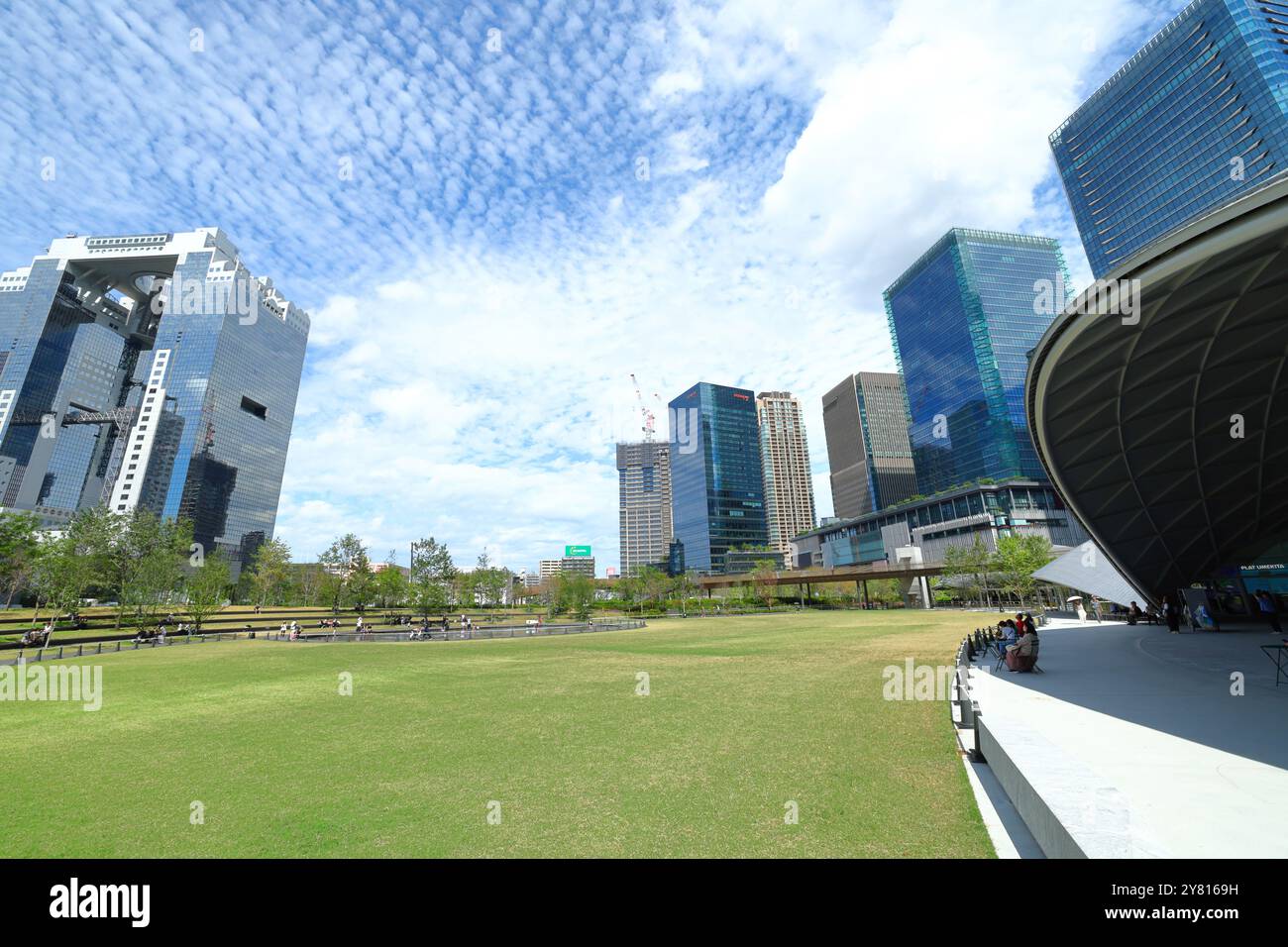 Umeda, Osaka. 24 settembre 2024. Grass Square e il grande tetto del Grand Green Osaka si vedono a Umeda, Osaka, 24 settembre 2024. L'area iniziale del Grand Green Osaka, la seconda fase di un progetto di riqualificazione nell'area di Umekita per trasformare gli ex cantieri a nord della stazione di Osaka, è stata ufficialmente aperta il 6 settembre 2024. Si tratta di un nuovo complesso commerciale e commerciale, che vanta anche oltre 11,5 acri di spazio verde. Crediti: Naoki Nishimura/AFLO/Alamy Live News Foto Stock