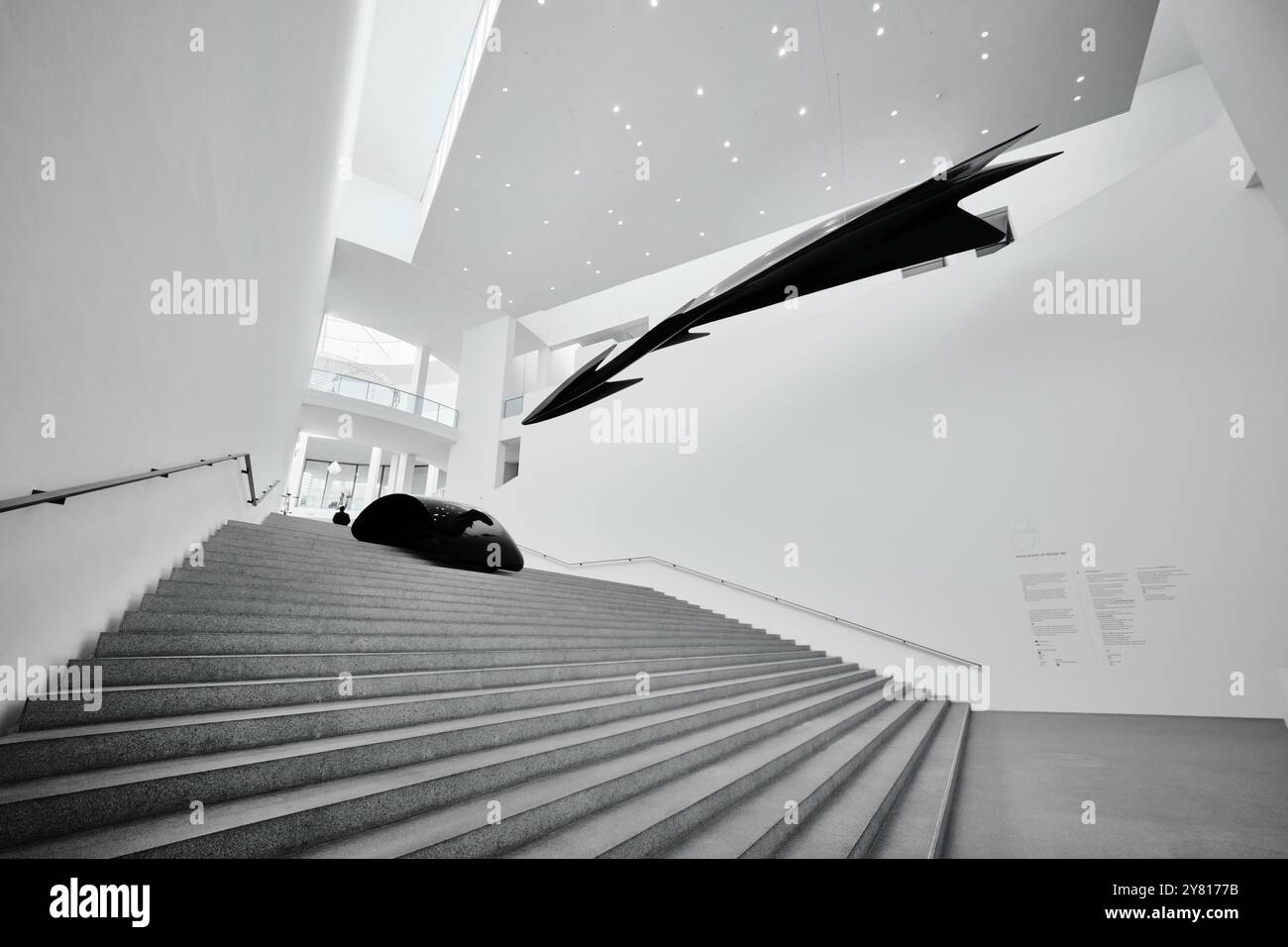 Monaco di Baviera, Germania - 17 aprile 2024: Interni della Pinakothek der moderne con moderno design bianco, il museo d'arte moderna della Baviera Foto Stock