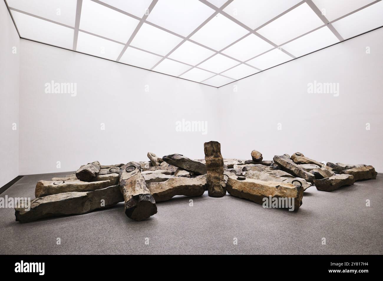 Monaco di Baviera, Germania - 18 aprile 2024: Blocchi di basalto dell'artista contemporaneo tedesco Joseph Beuys (1921-1986) sono disposti nel moderno museo Pinakothek Foto Stock