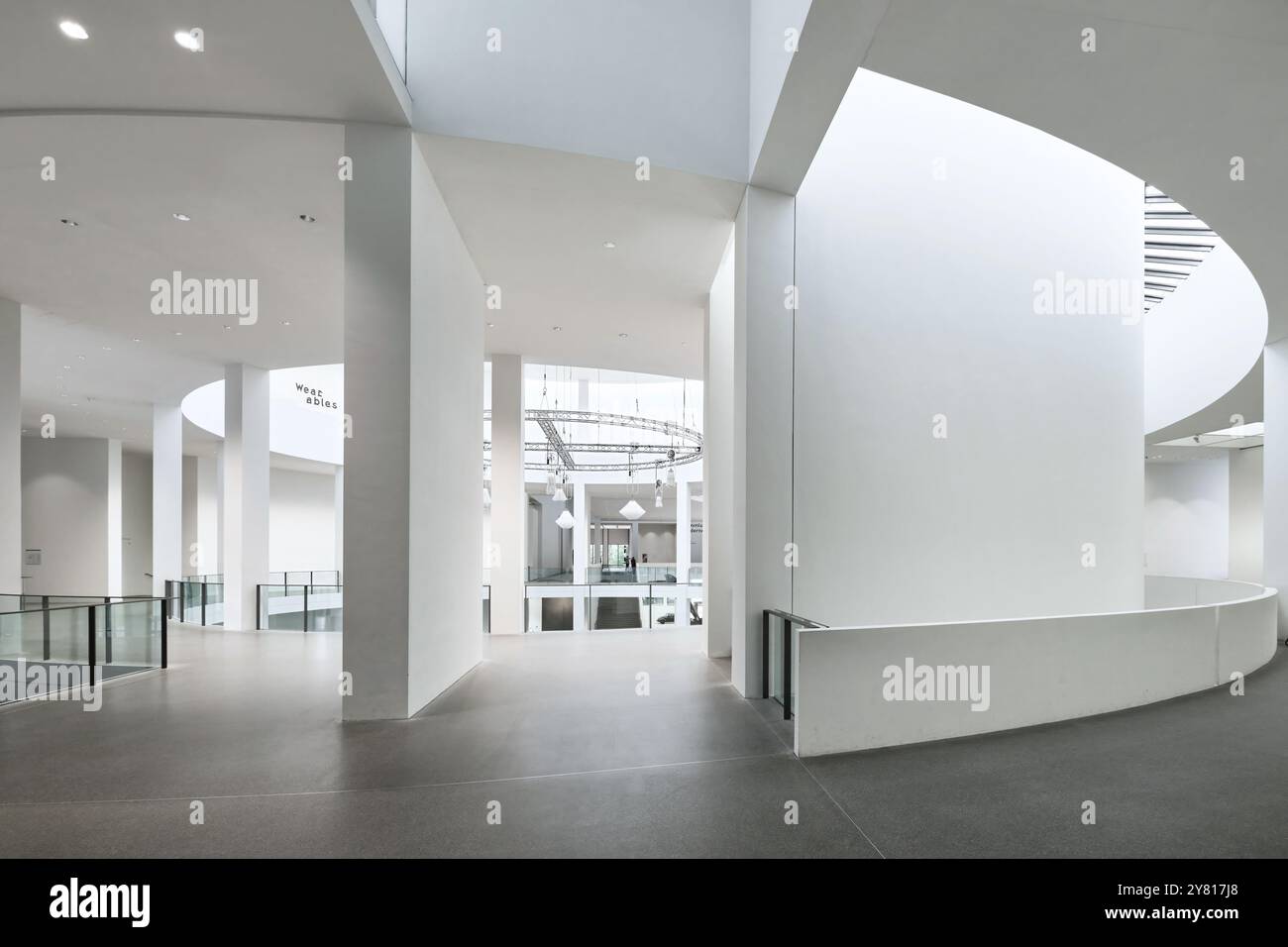 Monaco di Baviera, Germania - 17 aprile 2024: Interno della Pinakothek der moderne, museo d'arte moderna Foto Stock