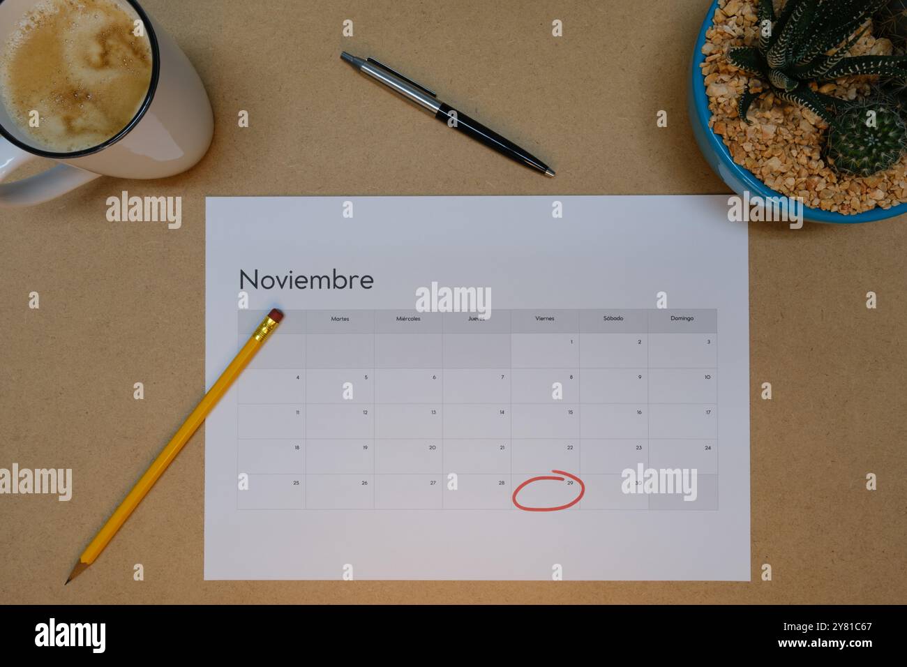 Calendario di novembre su una superficie di legno, con l'ultimo venerdì del mese evidenziato in rosso, che coincide con la celebrazione del Black Friday. Foto Stock