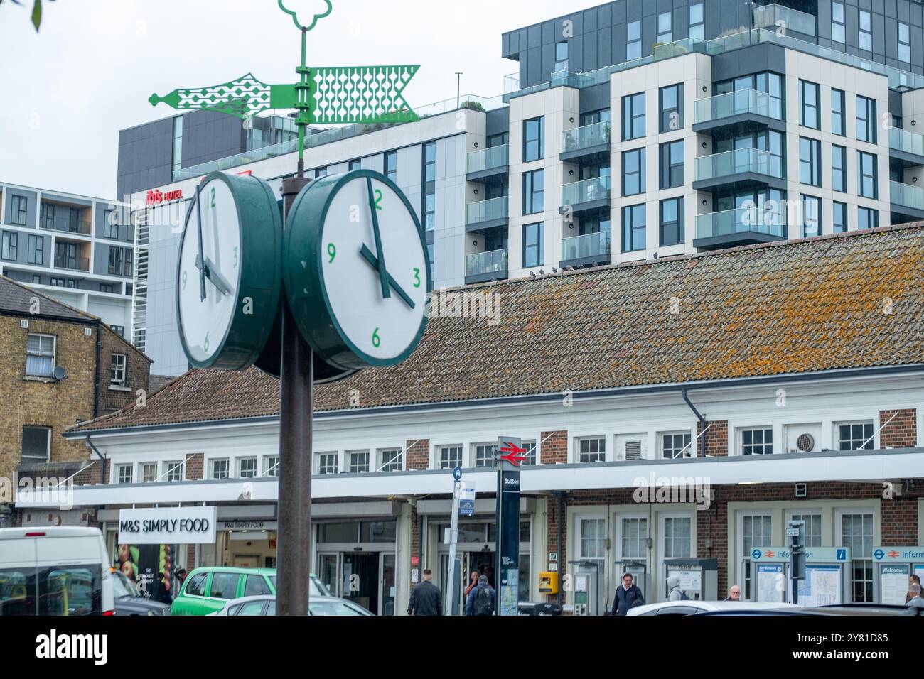 SUTTON, LONDRA - 10 SETTEMBRE 2024: Stazione ferroviaria di Sutton nel sud di Londra - stazione principale di Sutton servita dai treni Southern e Thames Link. Foto Stock