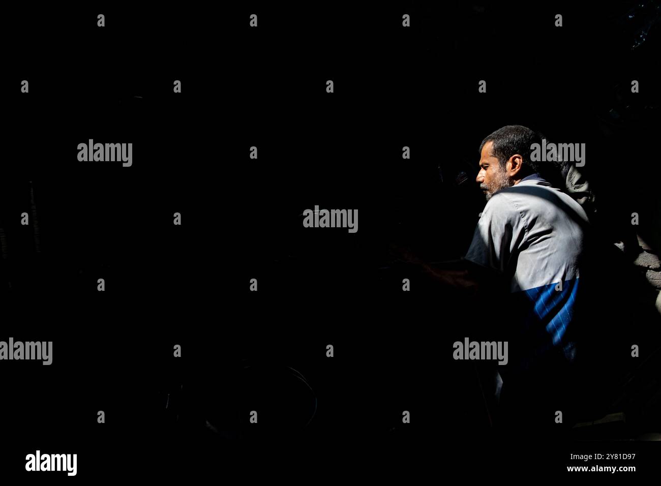 Dacca, Dacca, Bangladesh. 2 ottobre 2024. Nel Kamrangirchar di Dacca, le fabbriche di utensili in alluminio operano in condizioni pericolose. I lavoratori, privi di dispositivi di protezione, sono rivestiti di polvere di alluminio nociva poiché maneggiano macchinari pesanti in un ambiente ristretto e scarsamente illuminato. Esposti alla luce minima dall'alto, affrontano gravi problemi di vista insieme a problemi di salute. Intrappolati in posti di lavoro a basso costo, questi lavoratori devono affrontare uno sfruttamento continuo, intrappolati in un ciclo di povertà e lavoro pericoloso che compromette il loro benessere. (Credit Image: © Joy Saha/ZUMA Press Wire) SOLO PER USO EDITORIALE! Non per Commerci Foto Stock