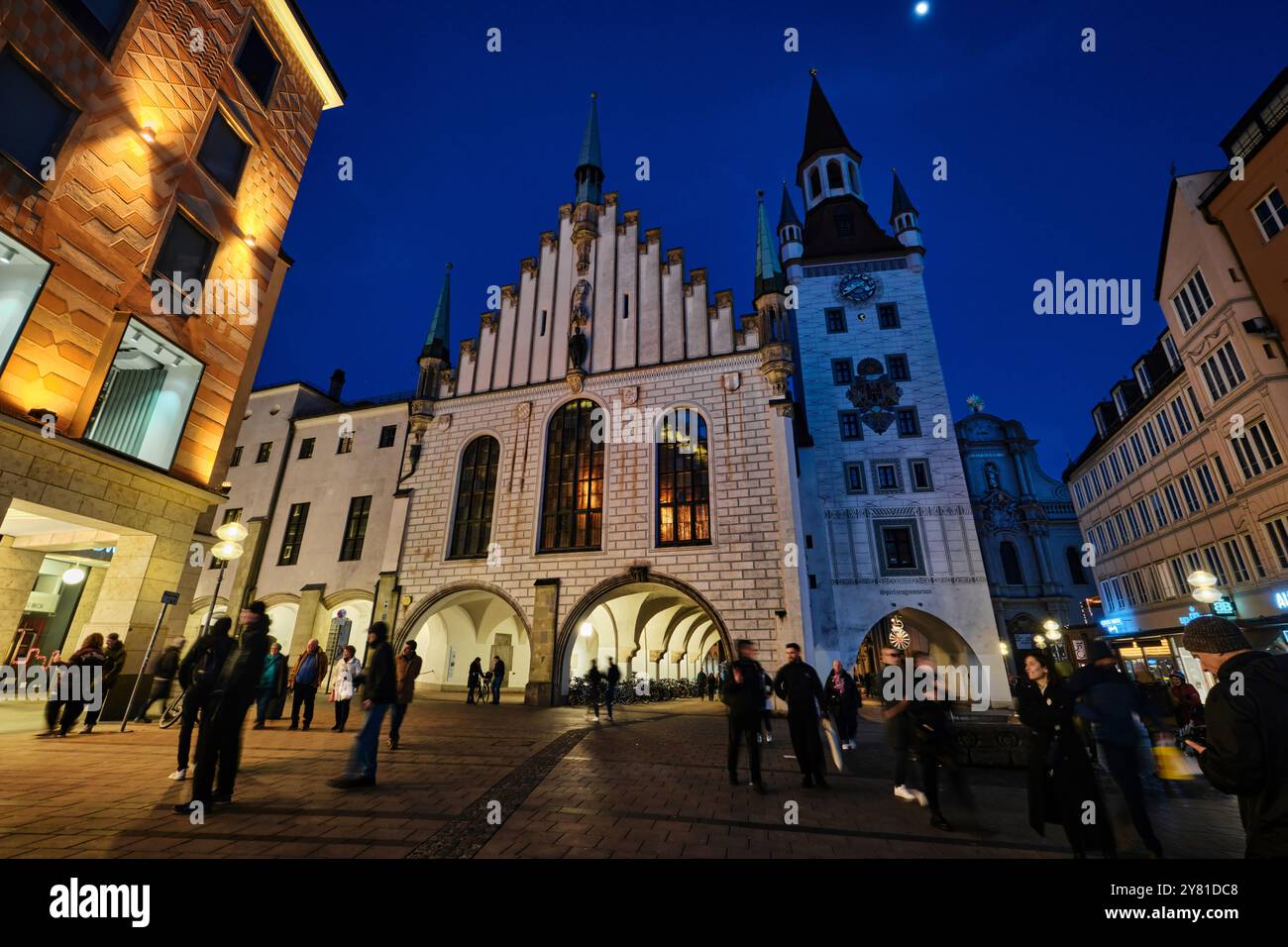 Monaco di Baviera, Germania - 18 aprile 2024: Vista su piazza Marienplatz e edificio storico del municipio (Altes Rathaus) Foto Stock