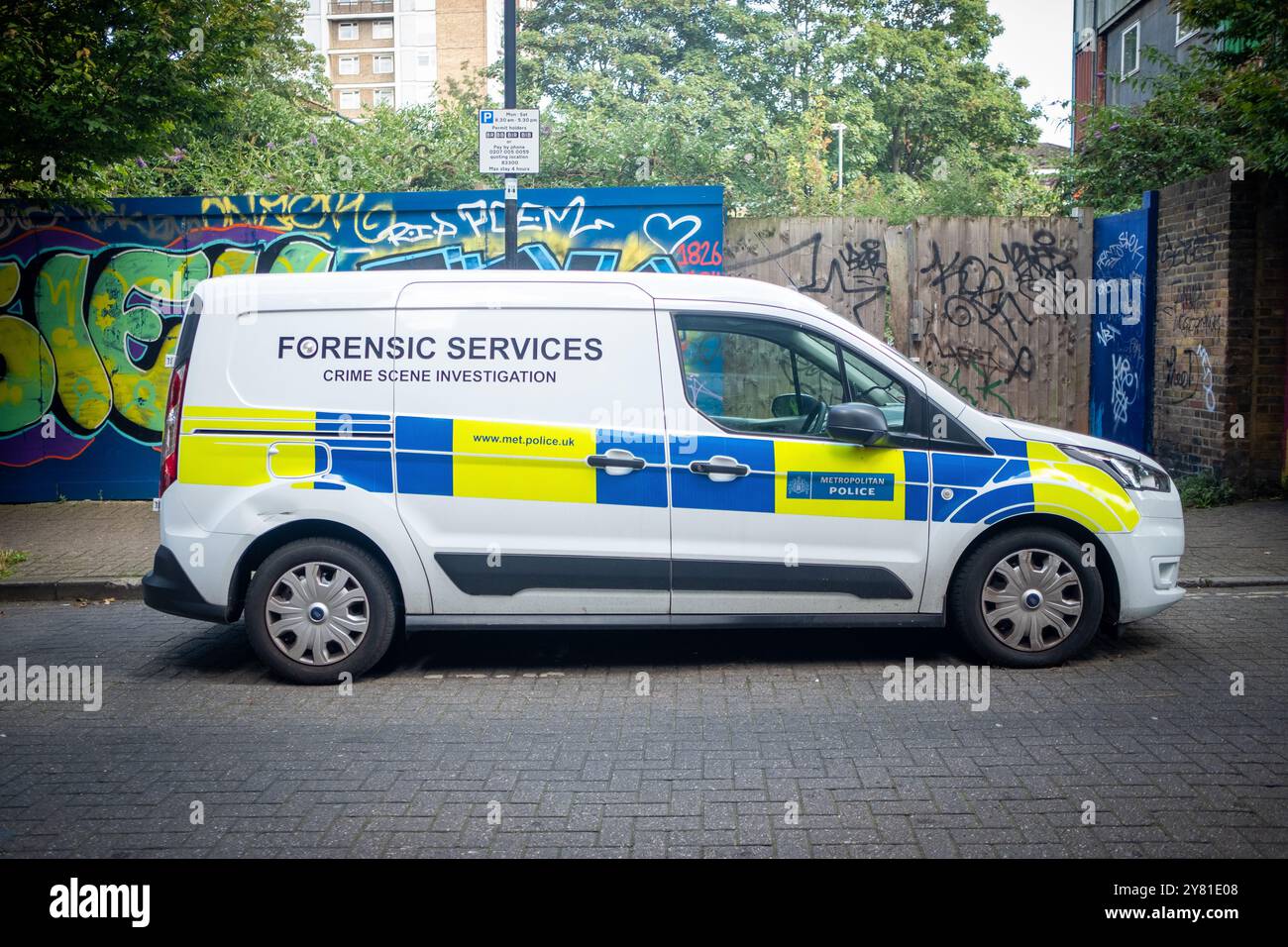 LONDRA - 13 SETTEMBRE 2024: British Forensic Services Crime Scene Investigation Police Vehicle vicino alla stazione di polizia di Brixton Foto Stock