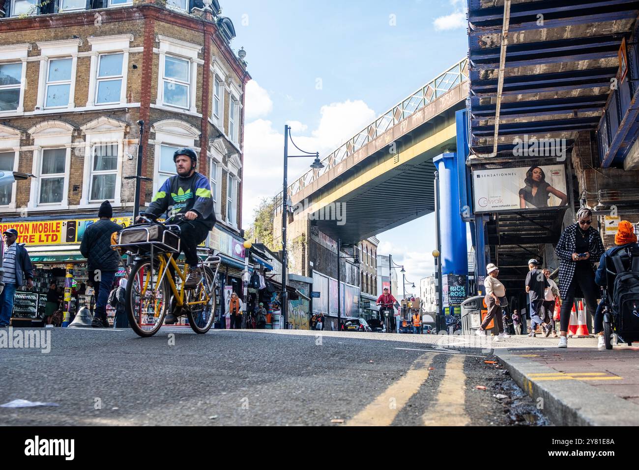 LONDRA - 13 SETTEMBRE 2024: Veduta naturale della strada dei negozi del mercato di Brixton. Zona vivace e multiculturale di Lambeth, a sud-ovest di Londra Foto Stock