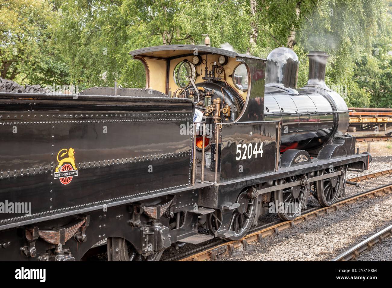 BR 'Class 25' 0-6-0 No. 52044 a Keighley sulla Keighley and Worth Valley Railway, Yorkshire, Inghilterra, Regno Unito Foto Stock