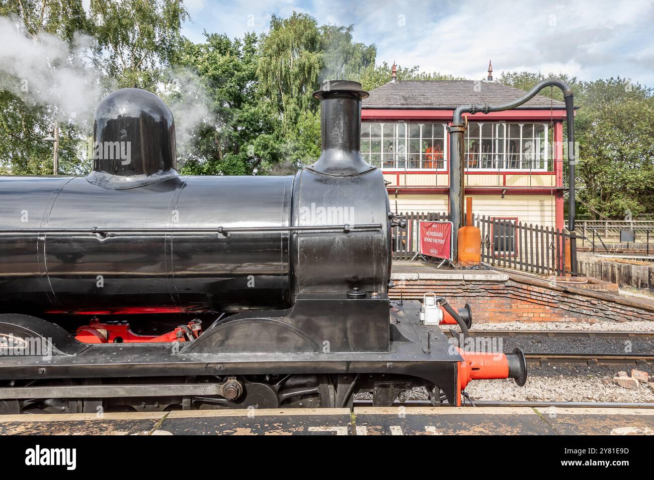 BR 'Class 25' 0-6-0 No. 52044 a Keighley sulla Keighley and Worth Valley Railway, Yorkshire, Inghilterra, Regno Unito Foto Stock