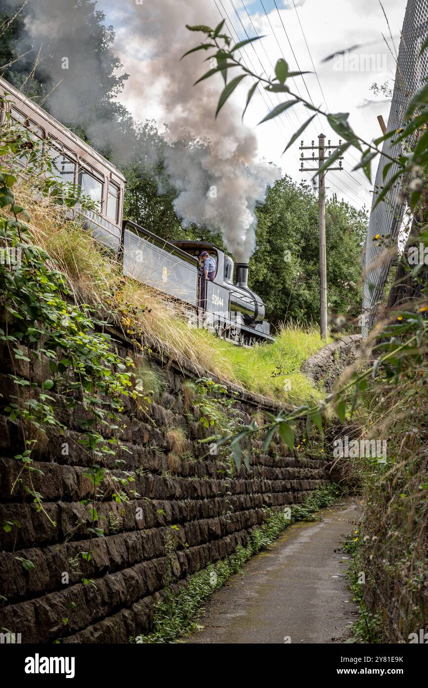BR 'Class 25' 0-6-0 No. 52044 parte da Keighley sulla Keighley and Worth Valley Railway, Yorkshire, Inghilterra, Regno Unito Foto Stock