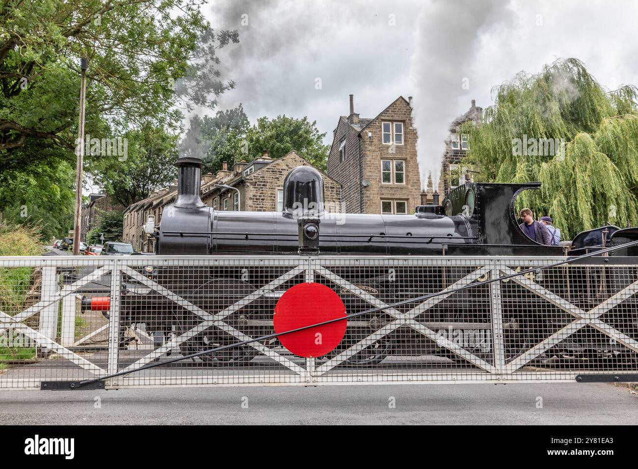 BR 'Class 25' 0-6-0 No. 52044 parte da Oakworth sulla Keighley and Worth Valley Railway, Yorkshire, Inghilterra, Regno Unito Foto Stock