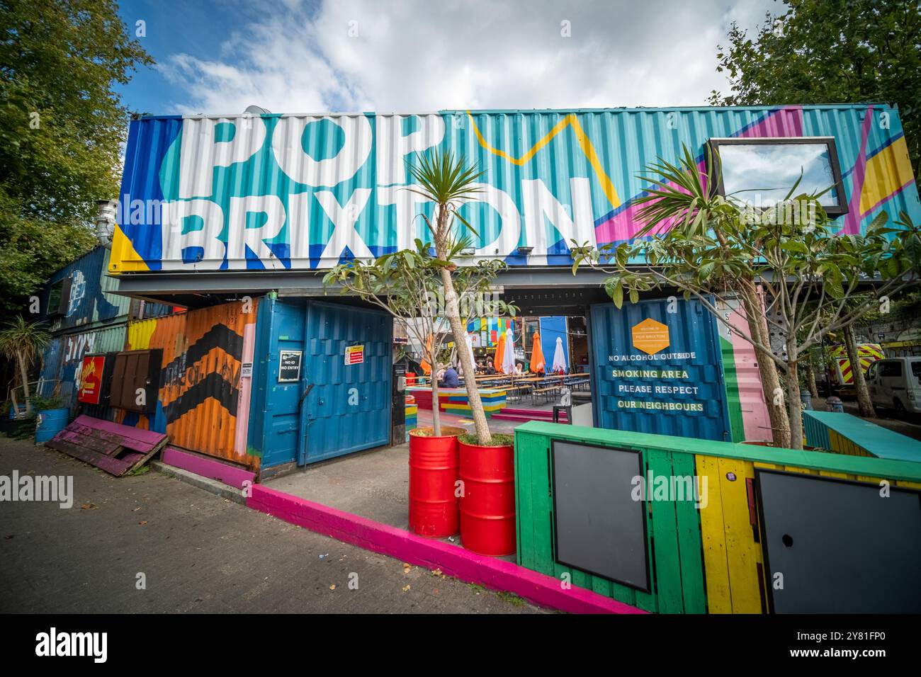 LONDRA - 17 SETTEMBRE 2024: Pop Brixton, rivenditori e negozi di Street food collocati in contenitori riutilizzati a Brixton Foto Stock