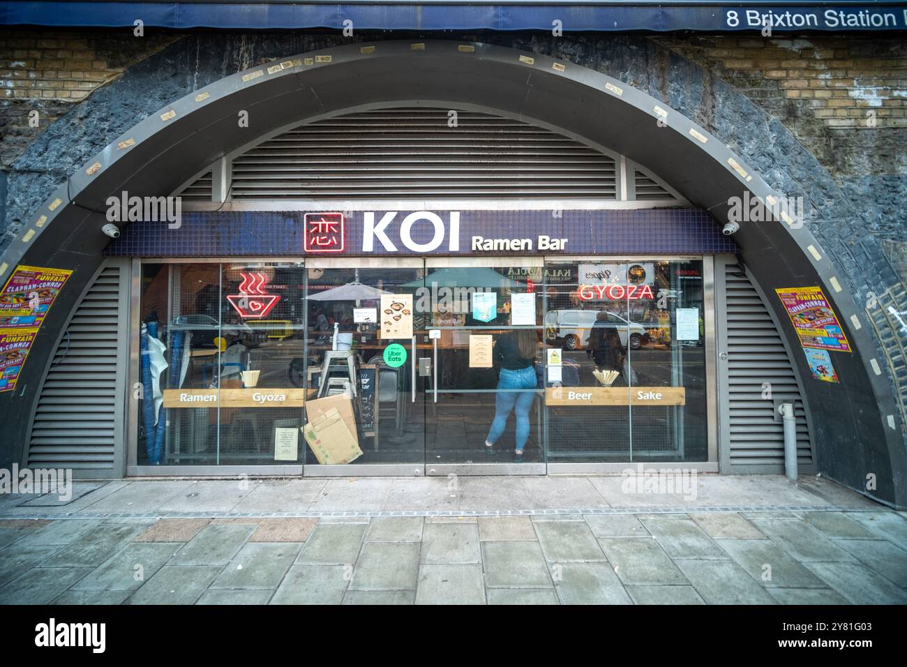 LONDRA - 17 SETTEMBRE 2024: Unità di vendita al dettaglio dell'arco ferroviario a Brixton Station Road. Parte del Brixton Village, una vibrante destinazione multiculturale. Foto Stock LONDRA - 17 SETTEMBRE 2024: Unità di vendita al dettaglio dell'arco ferroviario a Brixton Station Road. Parte del Brixton Village, una vibrante destinazione multiculturale. Foto Stock