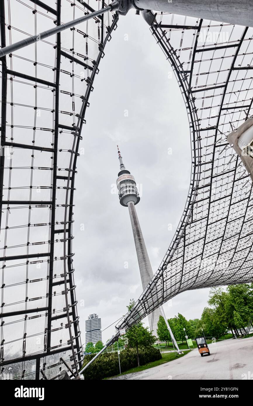 Monaco di Baviera, Germania - 18 aprile 2024: Torre della televisione nel Parco Olimpico. Si tratta di un'arena polifunzionale, costruita per le Olimpiadi estive del 1972 Foto Stock