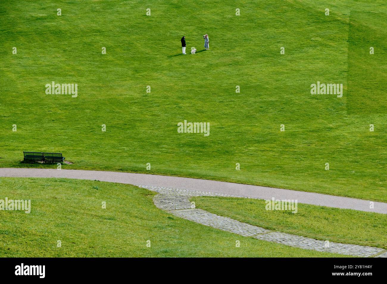 Monaco di Baviera, Germania - 18 aprile 2024: Campo verde all'Olympiapark, un parco olimpico costruito per le Olimpiadi estive del 1972 Foto Stock