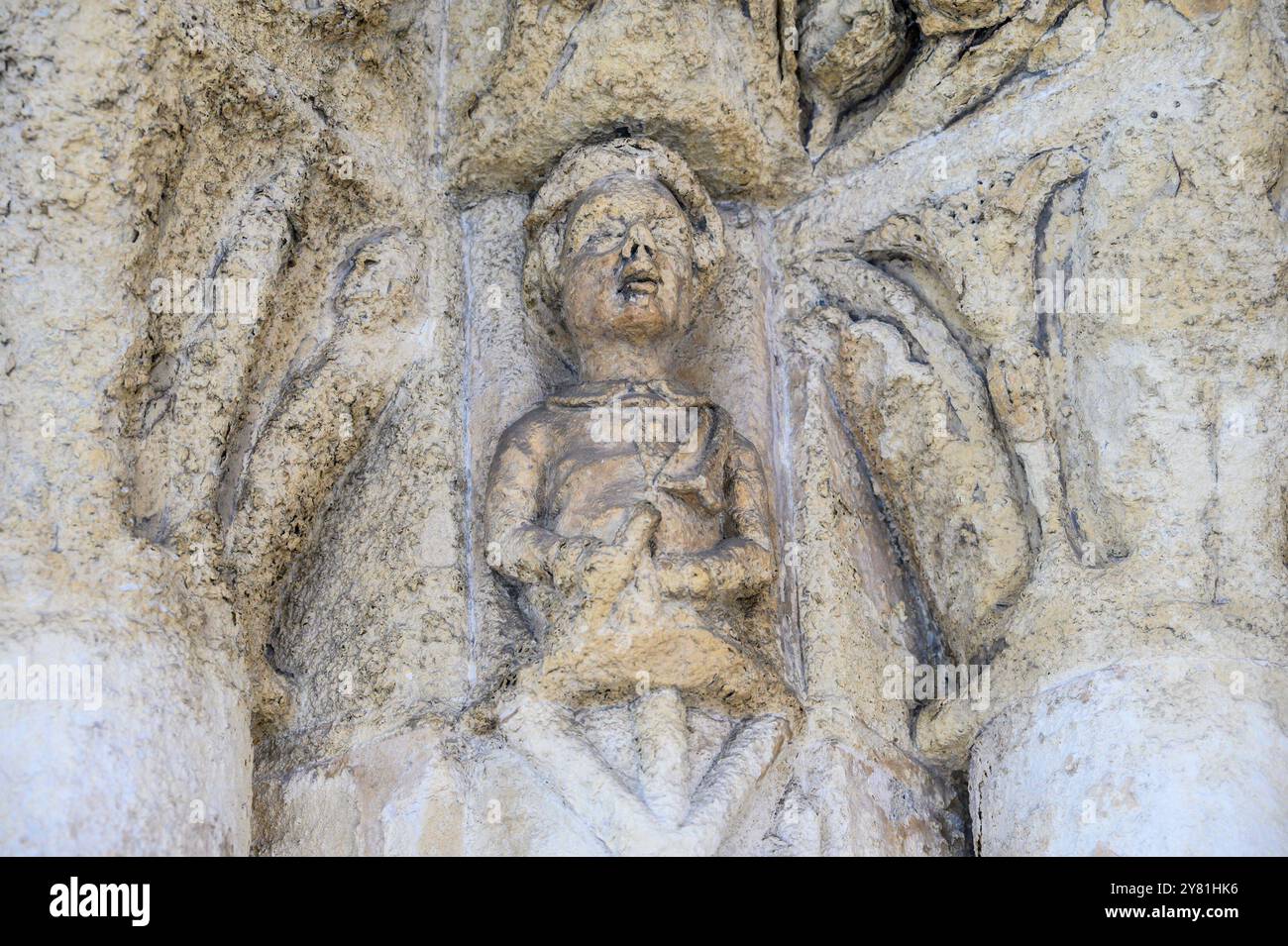 Londra, Inghilterra, Regno Unito. Chiesa del Tempio: Figura in pietra intagliata gravemente erosa nel portico occidentale (c1195) Foto Stock