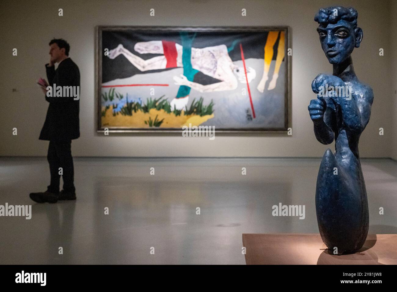 Londra, Regno Unito. 2 ottobre 2024. L) 'Safdar Hashmi', 1989, di M. F. Husain e 'Boatman-2', 1988, di K. P. Krishnakumar in anteprima di 'The Imaginary Institution of India: Art 1975-1998' al Barbican. È la prima mostra al mondo a esplorare questo periodo di significativo cambiamento culturale e politico in India con quasi 150 opere di 30 artisti presentate, che coprono il periodo dalla dichiarazione dello Stato di emergenza di Indira Gandhi nel 1975 ai test nucleari di Pokhran nel 1998. Lo spettacolo si svolge dal 5 ottobre 2024 al 5 gennaio 2025. Crediti: Stephen Chung / Alamy Live News Foto Stock