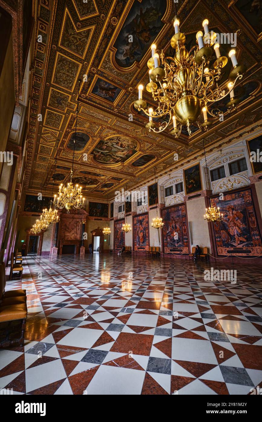 Monaco di Baviera, Germania - 18 aprile 2024: Magnifica sala all'interno della Munich Residenz (Münchner Residenz), un palazzo reale situato nel centro della città Foto Stock