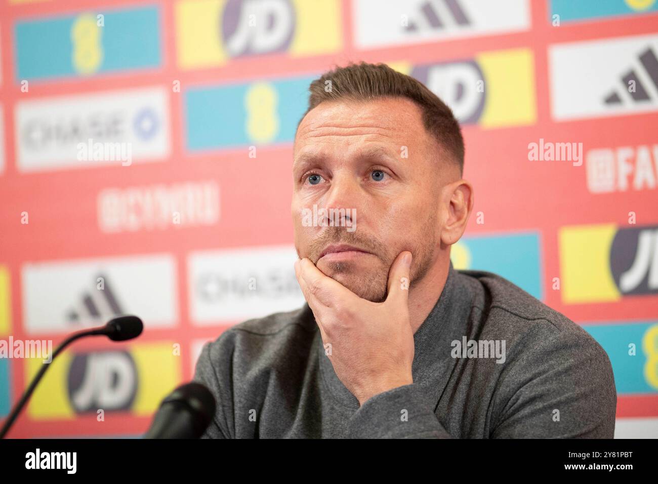 Cardiff, Galles, Regno Unito. 2 ottobre 2024. Il capo allenatore della nazionale di calcio gallese Craig Bellamy affronta la stampa al St Fagans National Museum of History prima delle partite contro Islanda e Montenegro. Crediti: Mark Hawkins/Alamy Live News Foto Stock Cardiff, Galles, Regno Unito. 2 ottobre 2024. Il capo allenatore della nazionale di calcio gallese Craig Bellamy affronta la stampa al St Fagans National Museum of History prima delle partite contro Islanda e Montenegro. Crediti: Mark Hawkins/Alamy Live News Foto Stock