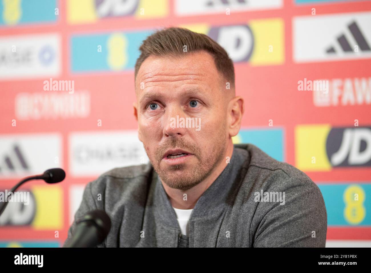 Cardiff, Galles, Regno Unito. 2 ottobre 2024. Il capo allenatore della nazionale di calcio gallese Craig Bellamy affronta la stampa al St Fagans National Museum of History prima delle partite contro Islanda e Montenegro. Crediti: Mark Hawkins/Alamy Live News Foto Stock Cardiff, Galles, Regno Unito. 2 ottobre 2024. Il capo allenatore della nazionale di calcio gallese Craig Bellamy affronta la stampa al St Fagans National Museum of History prima delle partite contro Islanda e Montenegro. Crediti: Mark Hawkins/Alamy Live News Foto Stock