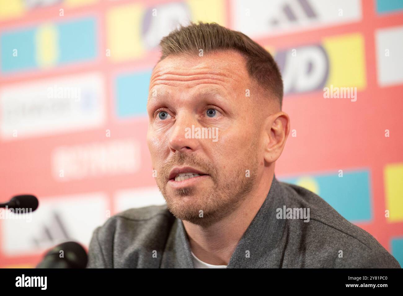 Cardiff, Galles, Regno Unito. 2 ottobre 2024. Il capo allenatore della nazionale di calcio gallese Craig Bellamy affronta la stampa al St Fagans National Museum of History prima delle partite contro Islanda e Montenegro. Crediti: Mark Hawkins/Alamy Live News Foto Stock