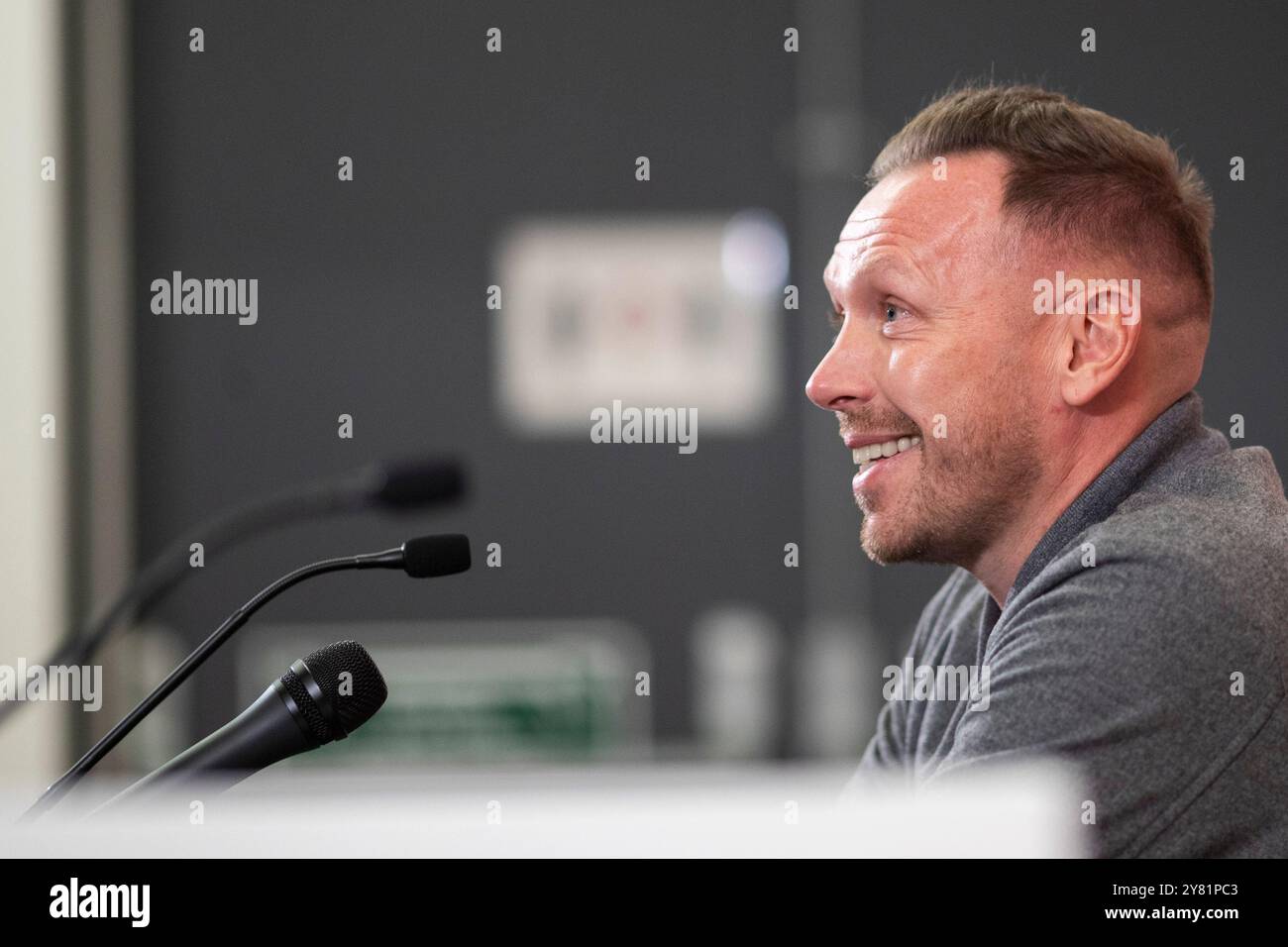 Cardiff, Galles, Regno Unito. 2 ottobre 2024. Il capo allenatore della nazionale di calcio gallese Craig Bellamy affronta la stampa al St Fagans National Museum of History prima delle partite contro Islanda e Montenegro. Crediti: Mark Hawkins/Alamy Live News Foto Stock Cardiff, Galles, Regno Unito. 2 ottobre 2024. Il capo allenatore della nazionale di calcio gallese Craig Bellamy affronta la stampa al St Fagans National Museum of History prima delle partite contro Islanda e Montenegro. Crediti: Mark Hawkins/Alamy Live News Foto Stock