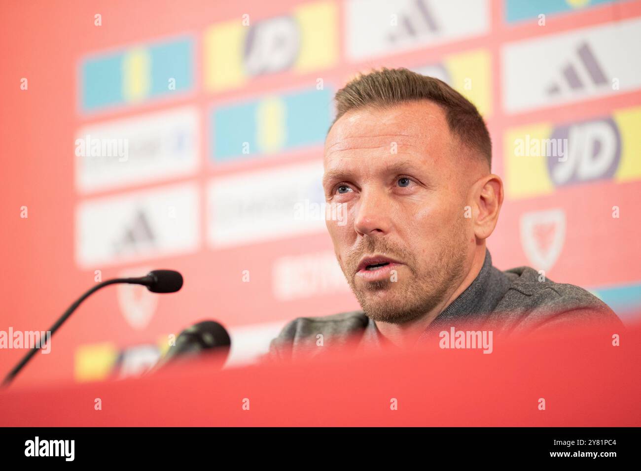 Cardiff, Galles, Regno Unito. 2 ottobre 2024. Il capo allenatore della nazionale di calcio gallese Craig Bellamy affronta la stampa al St Fagans National Museum of History prima delle partite contro Islanda e Montenegro. Crediti: Mark Hawkins/Alamy Live News Foto Stock Cardiff, Galles, Regno Unito. 2 ottobre 2024. Il capo allenatore della nazionale di calcio gallese Craig Bellamy affronta la stampa al St Fagans National Museum of History prima delle partite contro Islanda e Montenegro. Crediti: Mark Hawkins/Alamy Live News Foto Stock