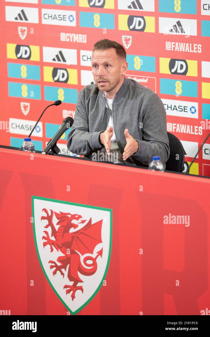 Cardiff, Galles, Regno Unito. 2 ottobre 2024. Il capo allenatore della nazionale di calcio gallese Craig Bellamy affronta la stampa al St Fagans National Museum of History prima delle partite contro Islanda e Montenegro. Crediti: Mark Hawkins/Alamy Live News Foto Stock Cardiff, Galles, Regno Unito. 2 ottobre 2024. Il capo allenatore della nazionale di calcio gallese Craig Bellamy affronta la stampa al St Fagans National Museum of History prima delle partite contro Islanda e Montenegro. Crediti: Mark Hawkins/Alamy Live News Foto Stock