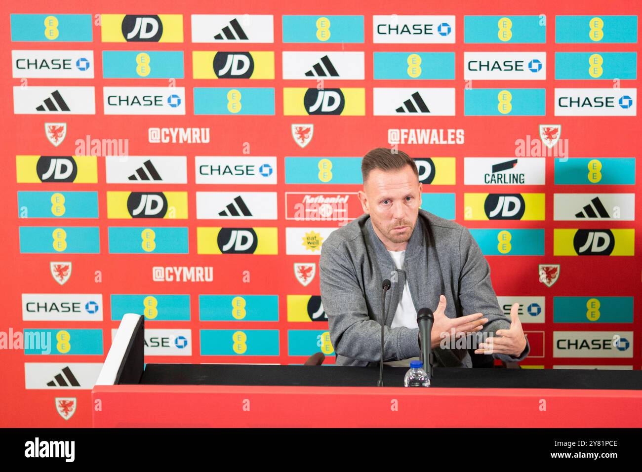 Cardiff, Galles, Regno Unito. 2 ottobre 2024. Il capo allenatore della nazionale di calcio gallese Craig Bellamy affronta la stampa al St Fagans National Museum of History prima delle partite contro Islanda e Montenegro. Crediti: Mark Hawkins/Alamy Live News Foto Stock Cardiff, Galles, Regno Unito. 2 ottobre 2024. Il capo allenatore della nazionale di calcio gallese Craig Bellamy affronta la stampa al St Fagans National Museum of History prima delle partite contro Islanda e Montenegro. Crediti: Mark Hawkins/Alamy Live News Foto Stock