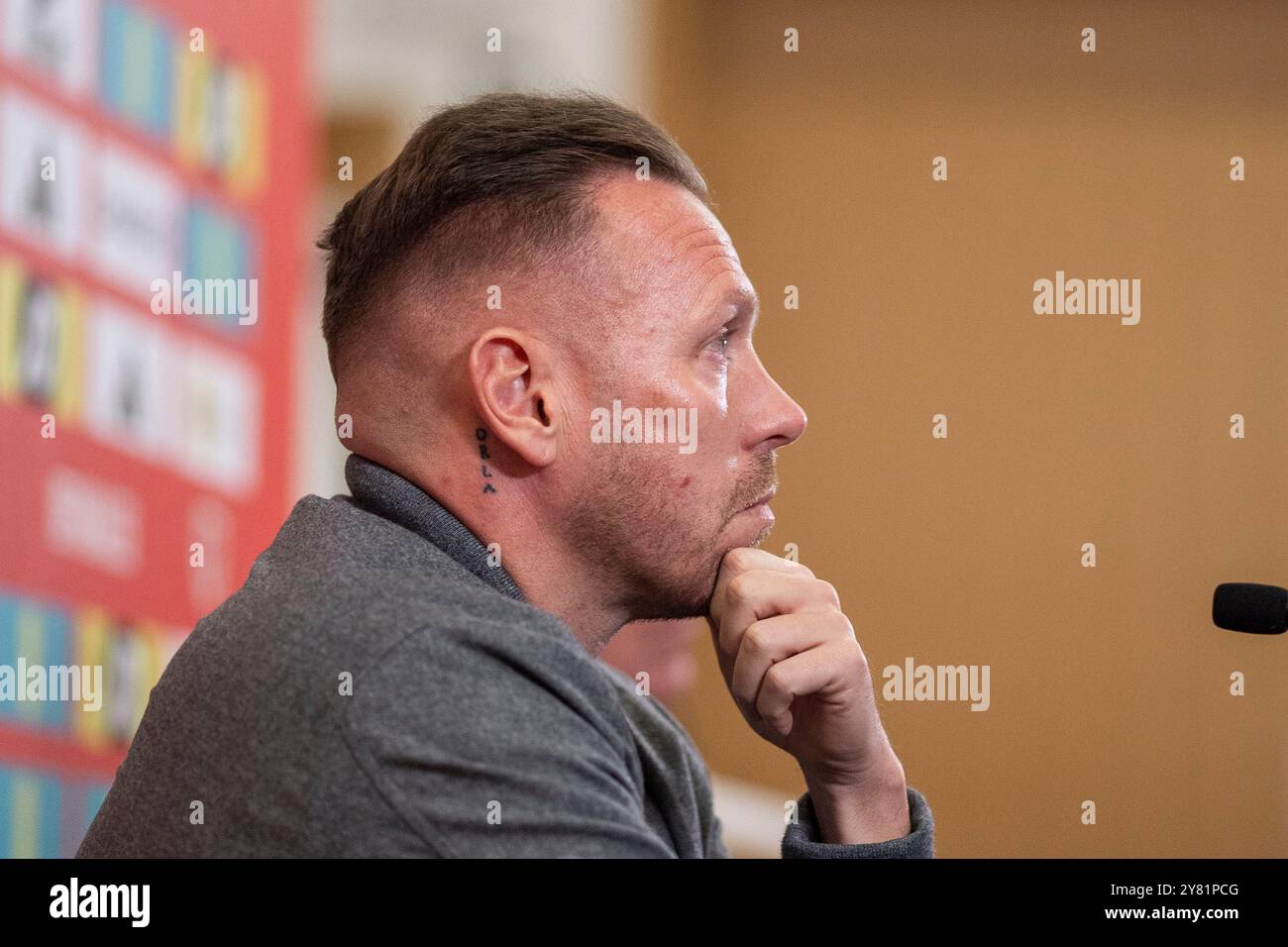 Cardiff, Galles, Regno Unito. 2 ottobre 2024. Il capo allenatore della nazionale di calcio gallese Craig Bellamy affronta la stampa al St Fagans National Museum of History prima delle partite contro Islanda e Montenegro. Crediti: Mark Hawkins/Alamy Live News Foto Stock Cardiff, Galles, Regno Unito. 2 ottobre 2024. Il capo allenatore della nazionale di calcio gallese Craig Bellamy affronta la stampa al St Fagans National Museum of History prima delle partite contro Islanda e Montenegro. Crediti: Mark Hawkins/Alamy Live News Foto Stock