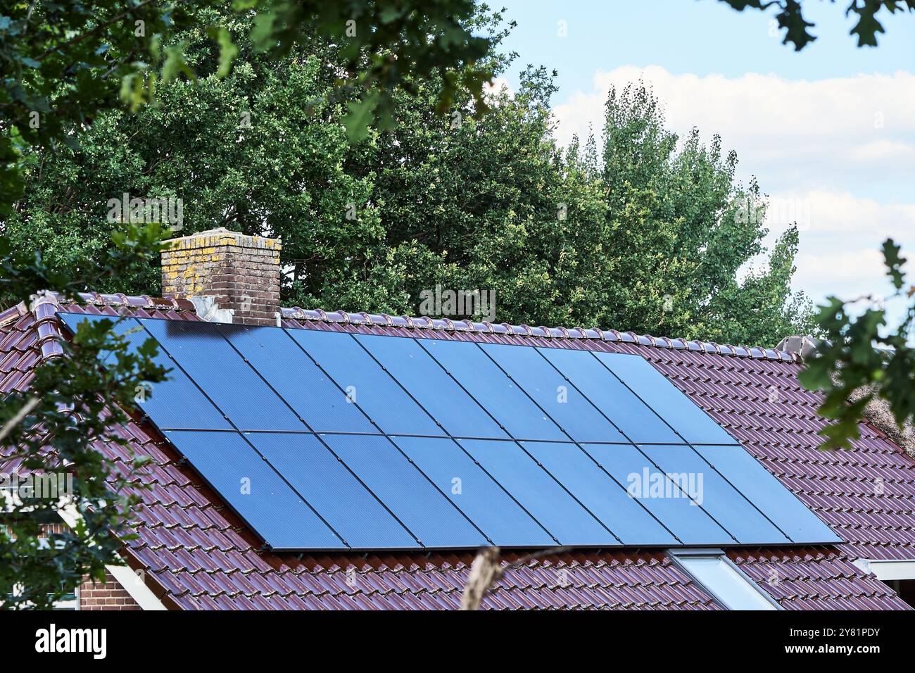 pannelli solari installati sul tetto di una casa residenziale, che mostrano l'integrazione dell'energia rinnovabile nella vita moderna. Una dimostrazione di sustaina Foto Stock