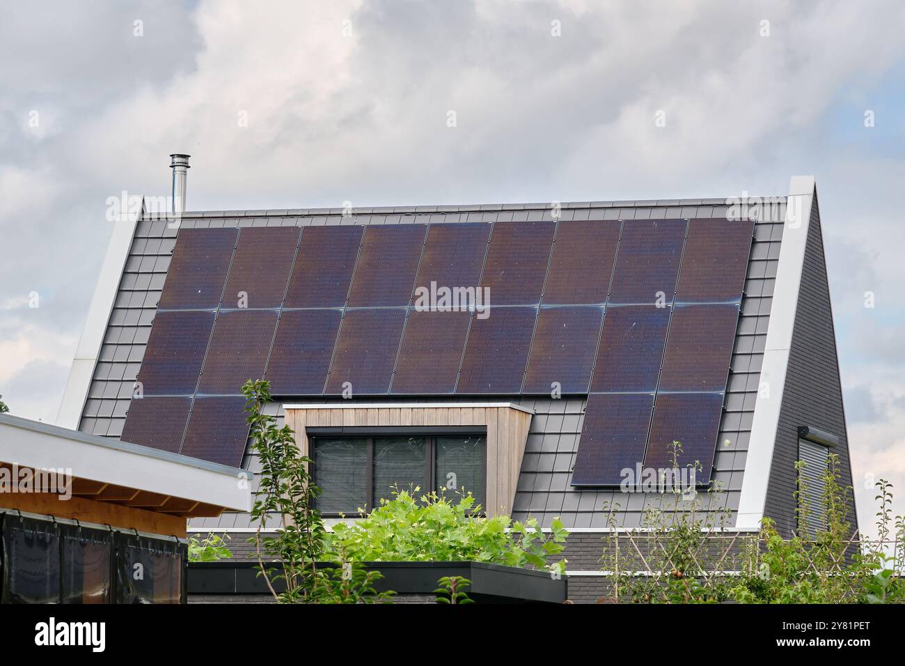 pannelli solari installati sul tetto di una moderna casa residenziale, che mostrano l'integrazione dell'energia rinnovabile nella vita moderna. Foto Stock