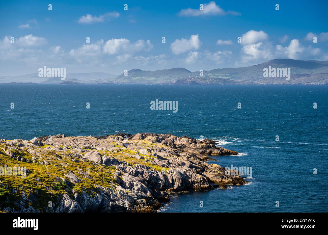 Vista da Reentrisk, la penisola di Beara, la contea di Cork, Irlanda, attraverso la foce di Kenmare Bay fino alle montagne della penisola di Iveragh Foto Stock