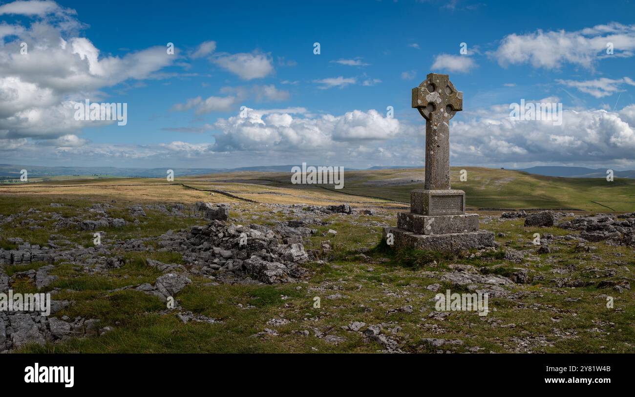 Beacon Hill Cross Monument al giubileo della Regina Vittoria, vicino a Orton Scar nel paesaggio della Cumbria. Foto Stock