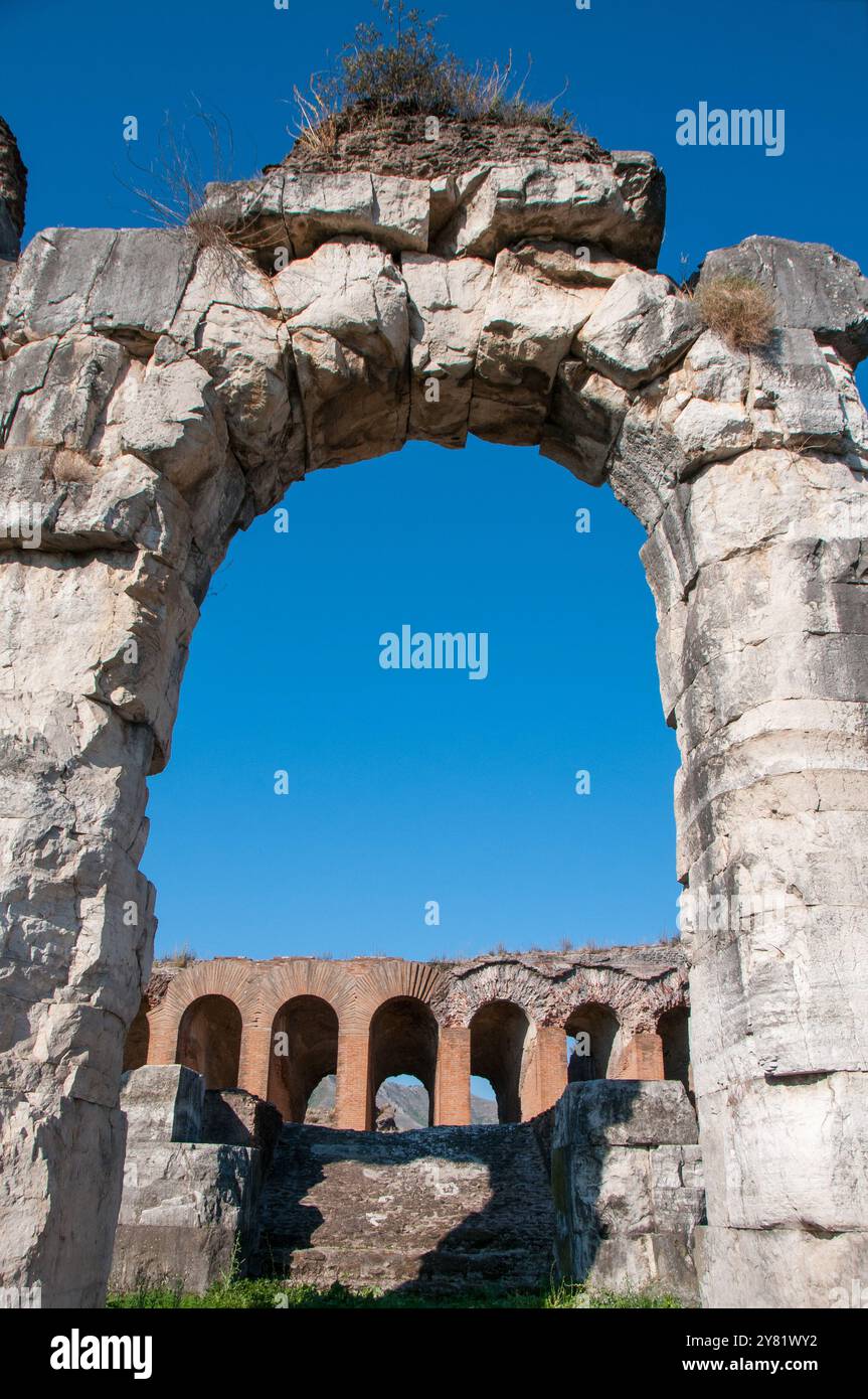 Anfiteatro campano edificato sul modello del Colosseo di Roma / anfiteatro campano costruito sul modello del Colosseo di Roma Foto Stock