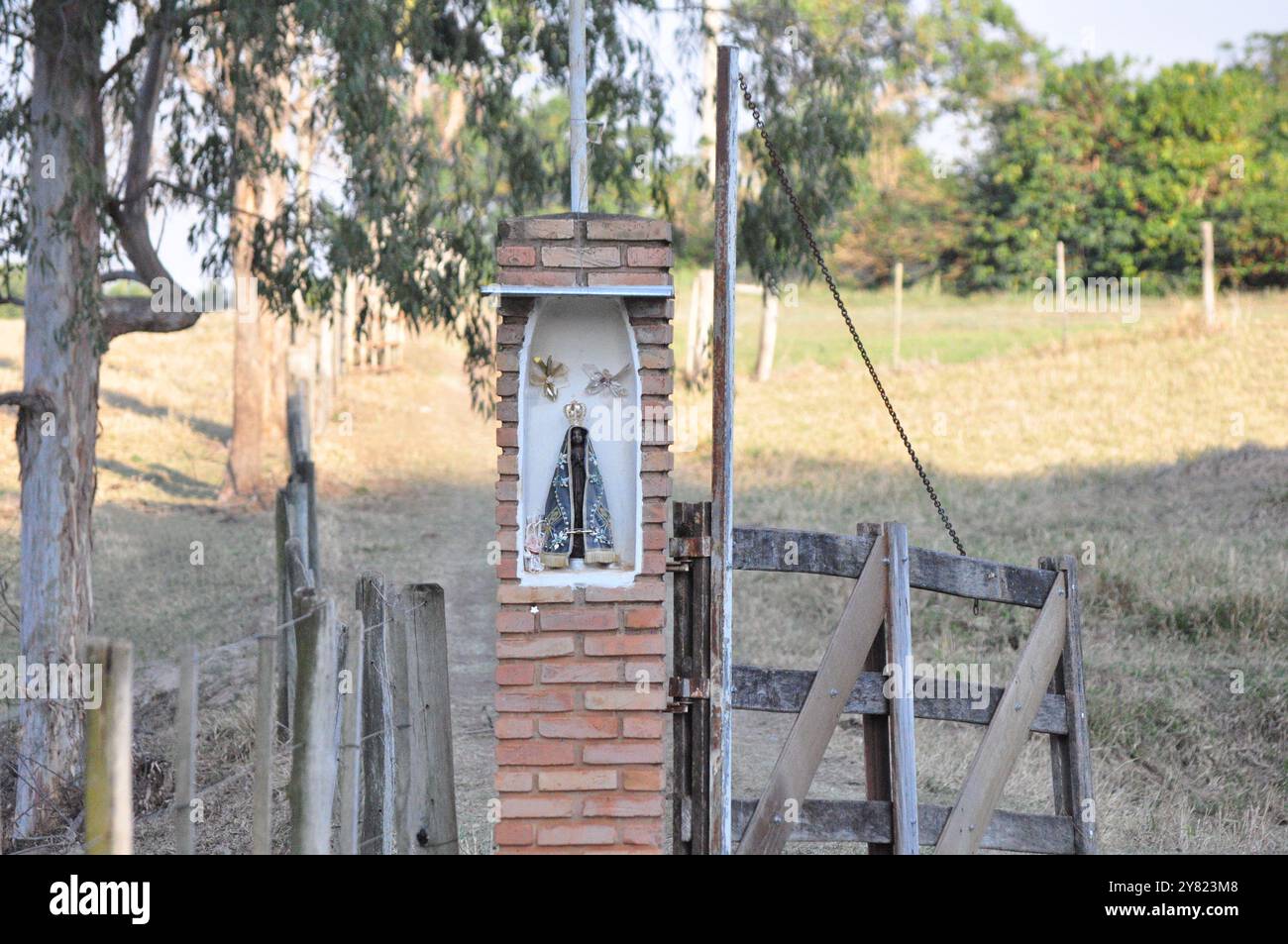 Colonna in mattoni a vista con immagine del santo del Brasile Foto Stock