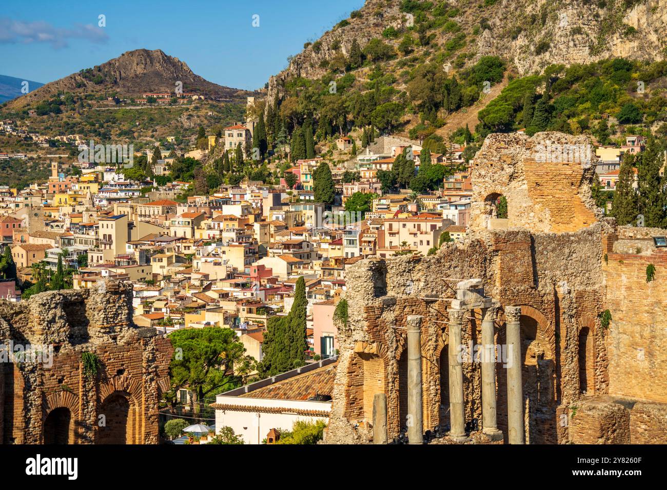 Taormina veduta panoramica aerea del centro storico della città con l'antico teatro greco-romano (Teatro Antico di Taormina) a Taormina, Sicilia, Italia. Foto Stock