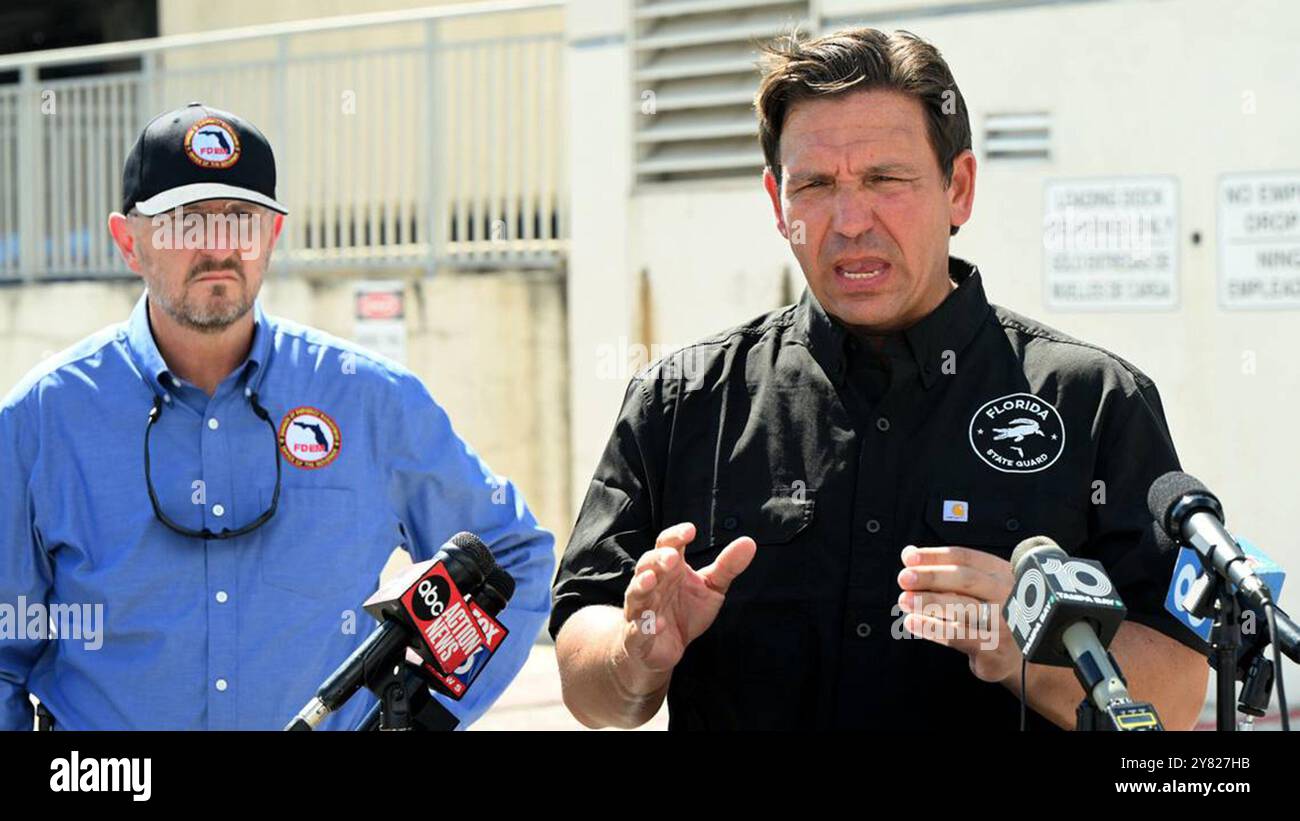 STATI UNITI. 30 settembre 2024. Ron DeSantis, a destra, con il direttore FDEM Kevin Guthrie, a sinistra, parla a una conferenza stampa al Manatee Memorial Hospital nella contea di Manatee lunedì 30 settembre 2024. La Florida Division of Emergency Management ha dispiegato una Tiger Dam intorno a sezioni dell'ospedale prima dell'arrivo dell'uragano Helene. (Foto di Tiffany Tompkins/The Bradenton Herald/TNS/Sipa USA) credito: SIPA USA/Alamy Live News Foto Stock